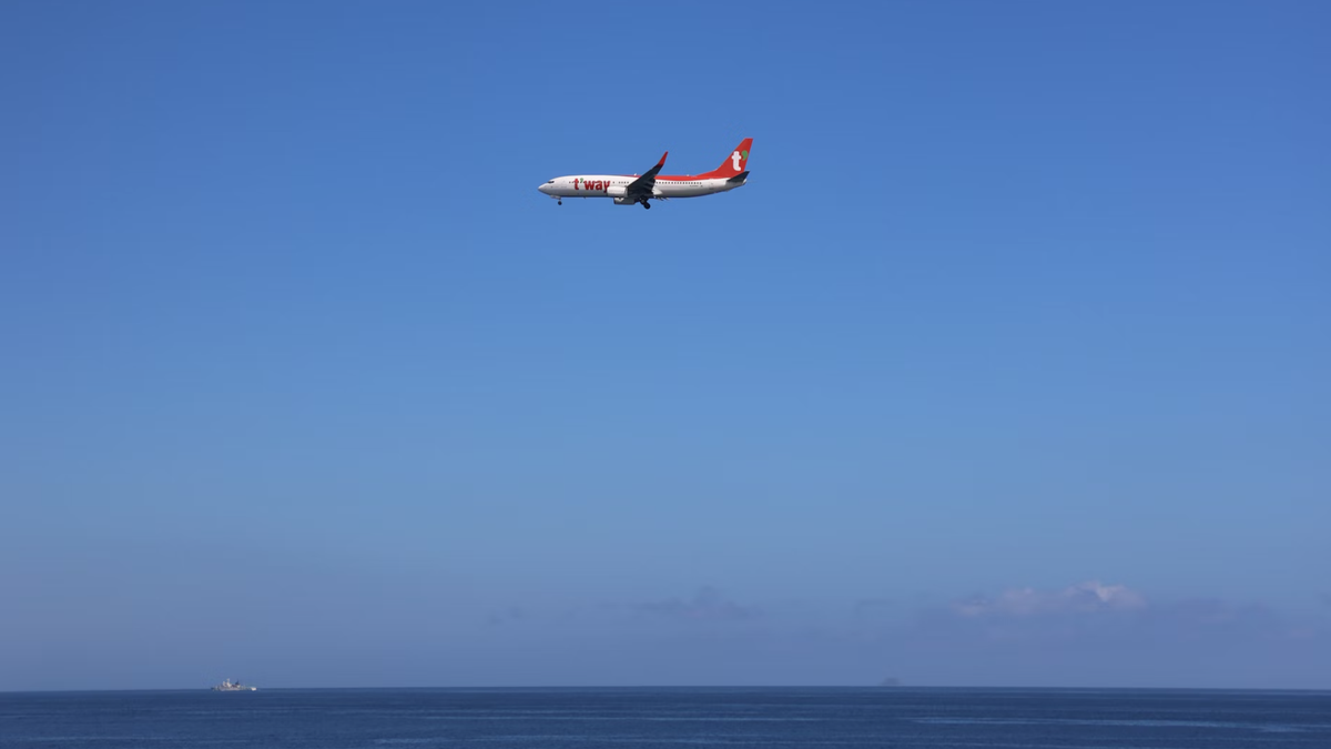 Por que aviões cruzam oceanos fora da rota