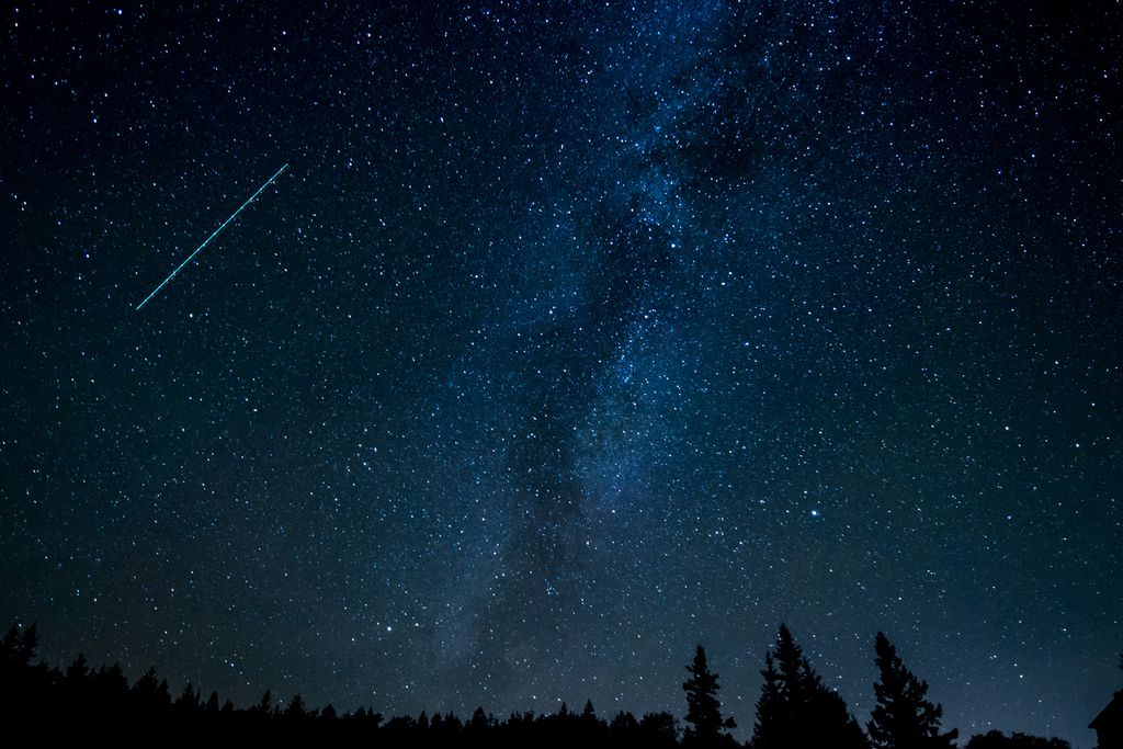 Chuva de meteoros riscam o céu noturno (Imagem: Reprodução/Neale LaSalle/Pexels)