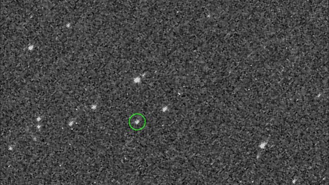 O asteroide Bennu foi circulado em verde na imagem fotografada pela OSIRIS-REx (Foto: NASA)