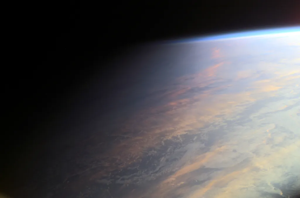 Oceanos e nuvens refletindo a luz solar, filtrada pela atmosfera (Imagem: Reprodução/ISS Expedition 2 Crew, Gateway to Astronaut Photography of Earth, NASA)
