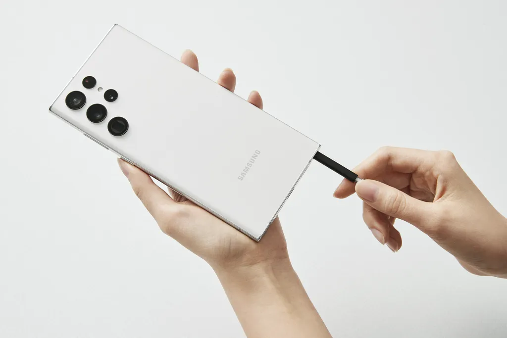 Galaxy S22 Ultra tem S Pen integrada ao corpo e novo design de cantos retos (Imagem: Reprodução/Samsung)