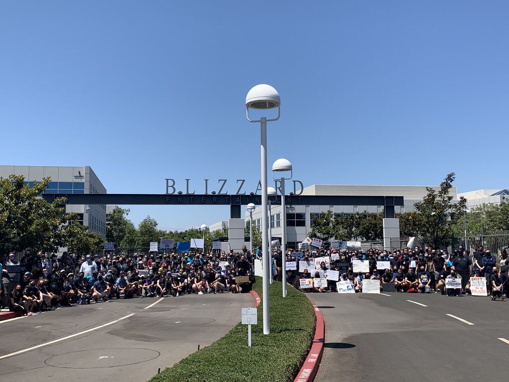 Funcionários da Activision Blizzard realizaram uma greve em frente no dia 28 de julho (Foto: Reprodução/Redes sociais/Jonny Peltz)