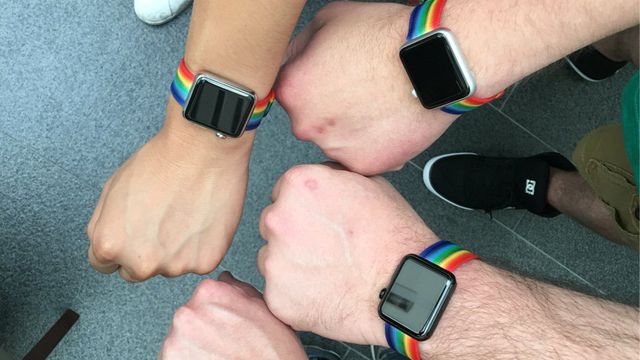 Apple celebra orgulho gay dando pulseira colorida do Apple Watch a funcionários