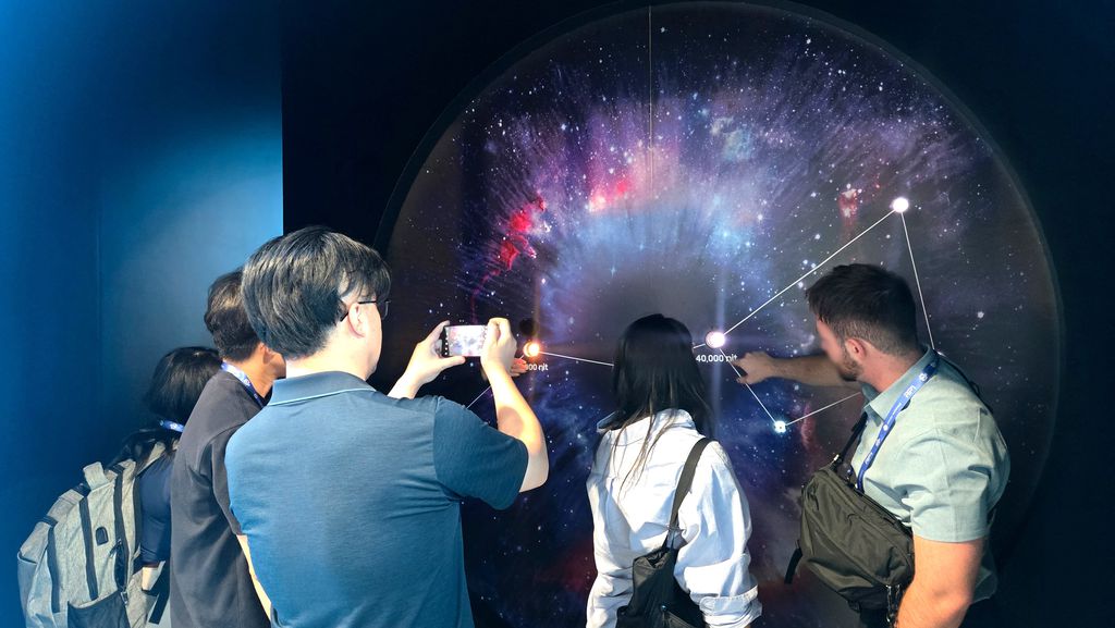 Painel da Samsung no AWE USA 2026