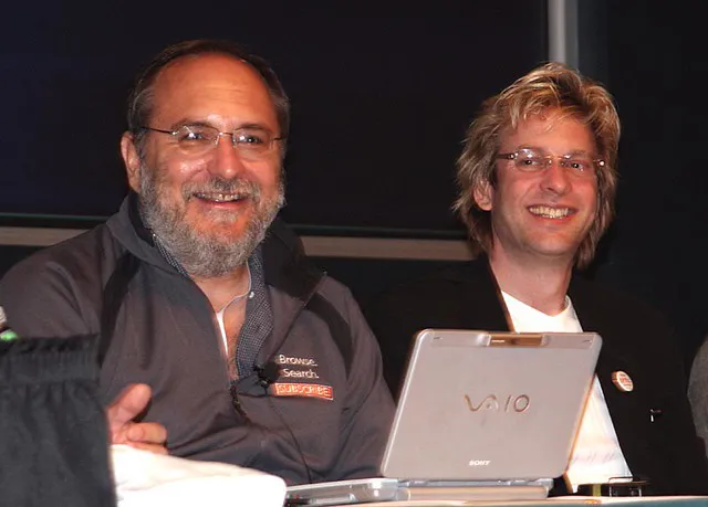 A dupla Dave Winer e Adam Curry durante evento de podcasting em 2005 (Imagem: JD Lasica/Flickr)