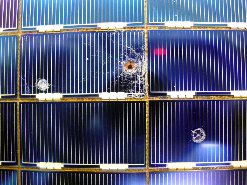 Painéis solares construídas pela ESA para o Telescópio Espacial Hubble recuperados em 2002 (Foto: ESA)