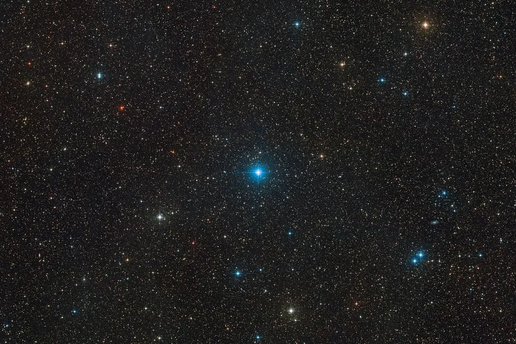 A região do céu onde está o sistema HR 6819; as duas estrelas do sistema podem ser vistas do hemisfério sul a olho nu (Imagem: Reprodução/ESO/Digitized Sky Survey)