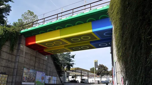 Artista alemão constrói ponte de LEGO