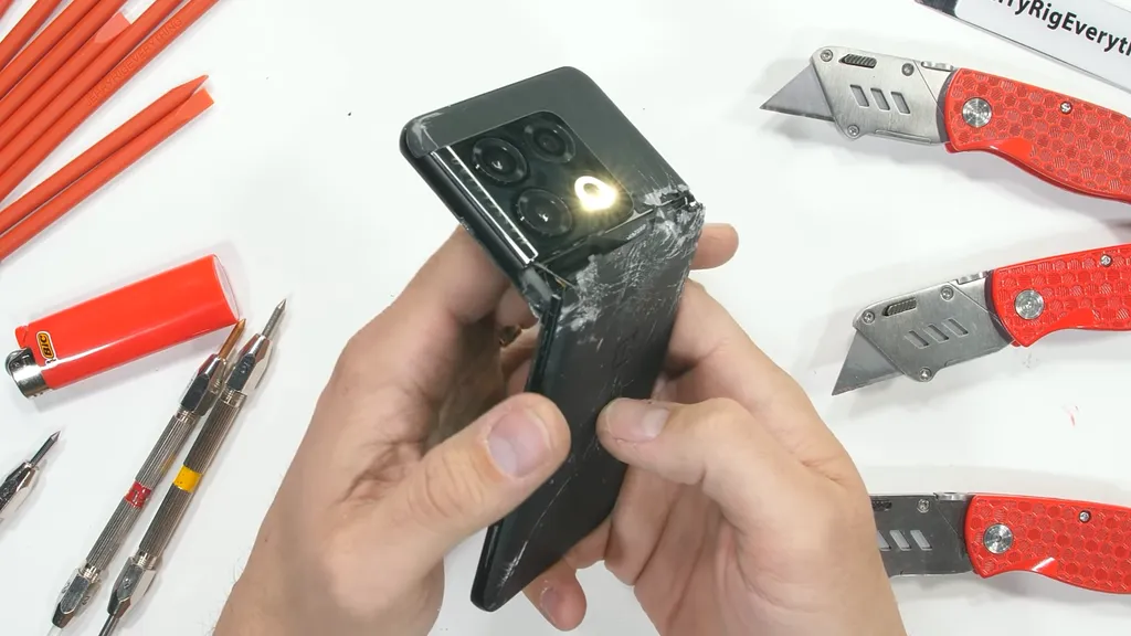 OnePlus 10 Pro vira dobrável de formato Flip em teste de resistência. Tecnicamente. (Imagem: Reprodução/JerryRigEverything)