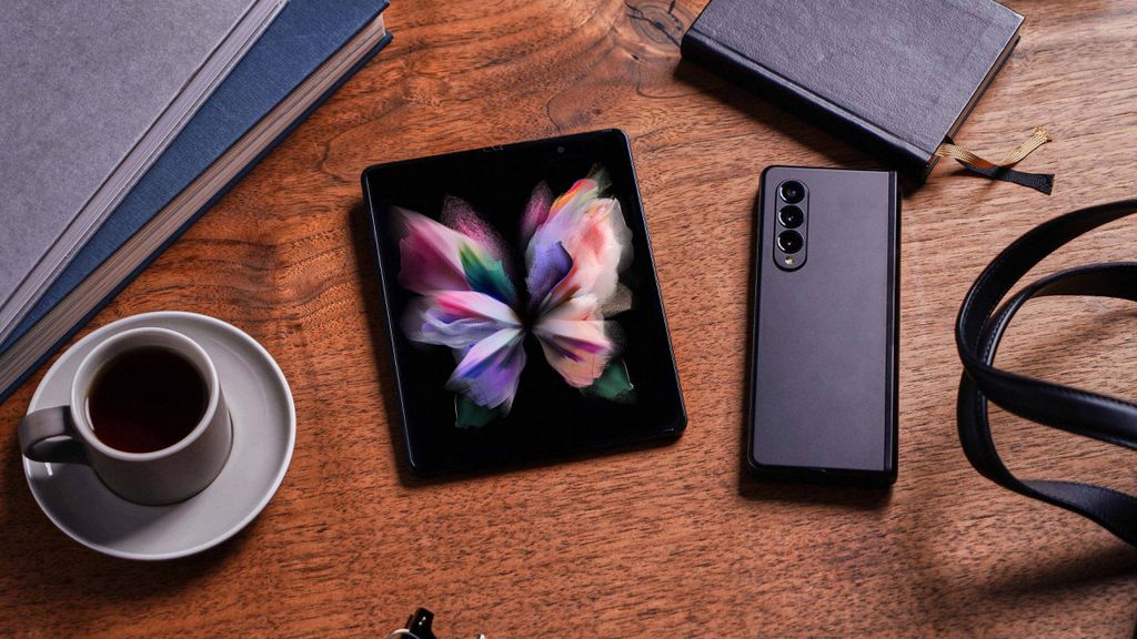Dobrável da Oppo teria design semelhante ao Galaxy Z Fold 3 com tela externa fixa e tela interna dobrável (Imagem: Reprodução/Samsung)