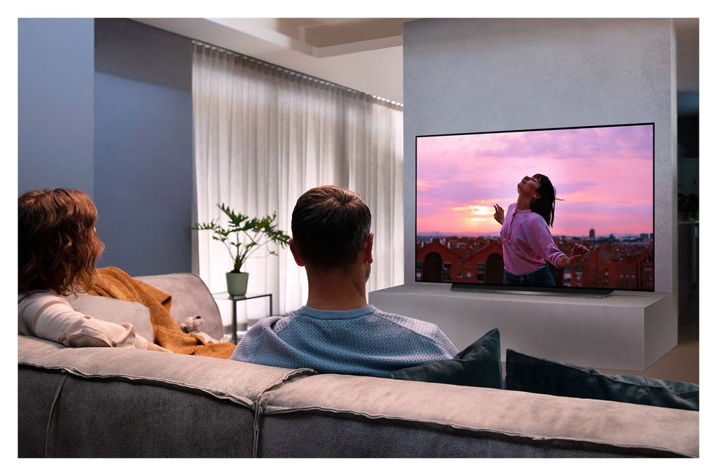 Luz azul também pode trazer prejuízos para quem passa horas na frente da televisão (Imagem: Divulgação/ LG)