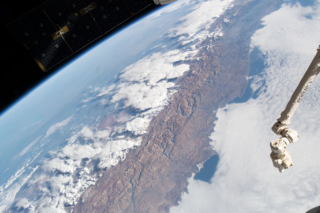 A cordilheira dos Andes influencia o clima ao longo da costa oeste da América do Sul (Imagem: Reprodução/NASA)