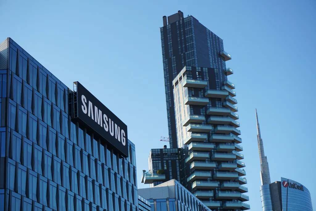 Samsung sofre com efeitos da escassez de chips e fica em quarto lugar na lista da Forbes (Imagem: Reprodução/Babak Habibi/Unsplash)