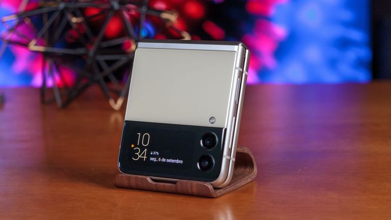 Suposto Galaxy Z Flip 4 aparece na cor roxa com novo visual