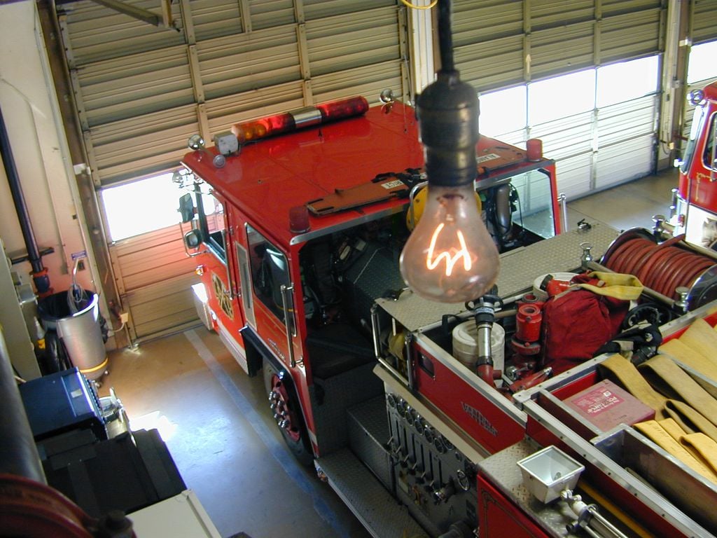 A Luz Centenária em pleno funcionamento, na estação dos bombeiros número 6 de Livermore, Califórnia, EUA (Imagem: Rjaerial/CC BY-SA 4.0)