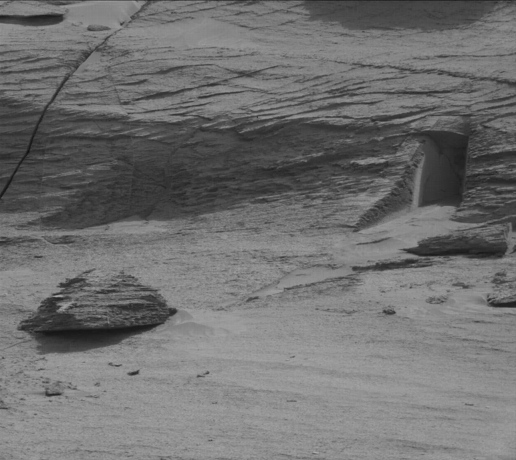 Imagem bruta da intrigante formação registrada pelo rover Curiosity (Imagem: Reprodução/NASA/JPL-Caltech/MSSS)