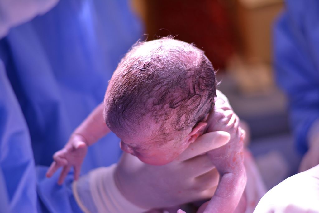 Pesquisadores investigam a importância do primeiro suspiro do bebê (Imagem: Reprodução/ Javier de La Maza/ Unsplash)