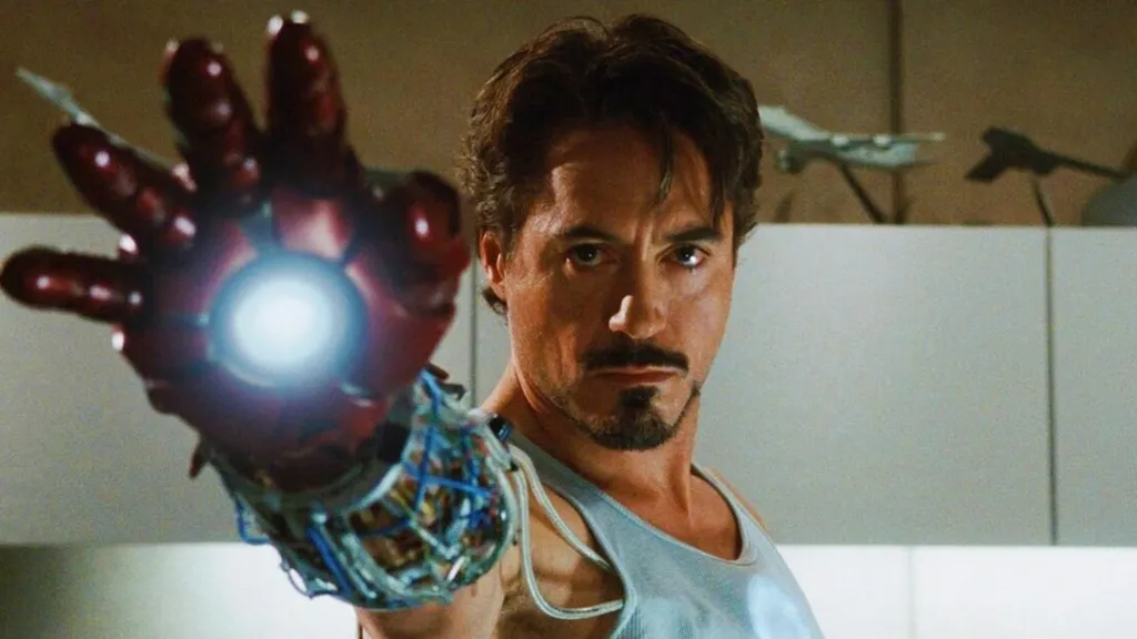 Nos filmes, o Homem de Ferro também usa uma combinação de titânio e liga de ouro (Imagem: Reprodução/Marvel Studios)