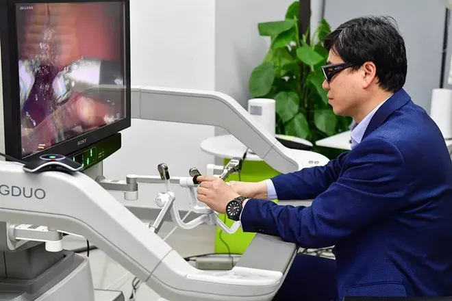 Na área da saúde, a baixa latência permitirá a realização de cirurgias de forma remota (Imagem: Reprodução/Fuzhou Evening News)