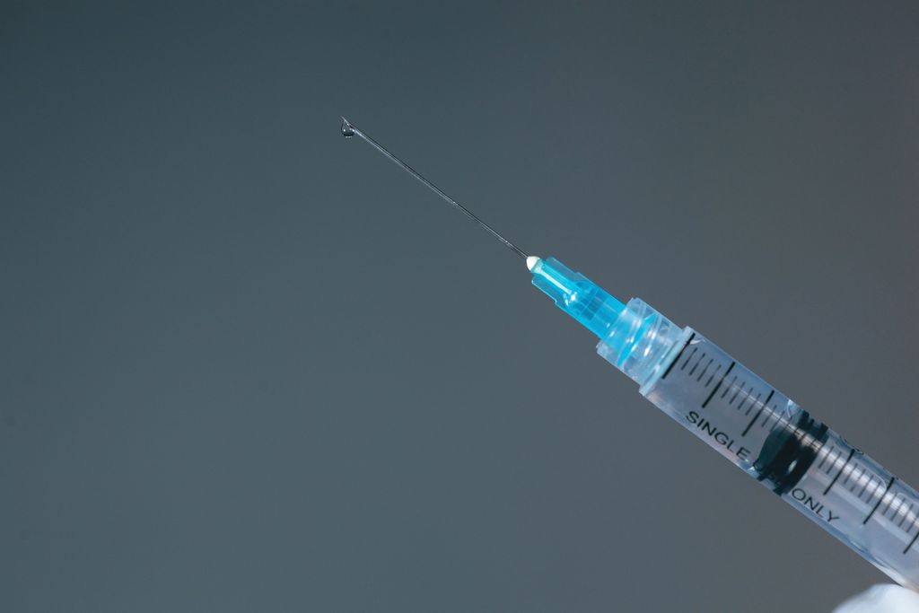 OMS prevê necessidade de reforço anual das vacinas contra a COVID-19 para grupos mais vulneráveis (Imagem: Reprodução/Garakta-Studio/Envato)