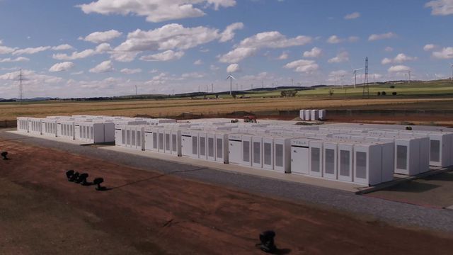 Elon Musk entrega bateria de lítio para fornecer energia a 30 mil casas