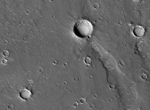 Parte da bacia de impacto em Utopia Planitia (Imagem: Reprodução/NASA/JPL/UArizona)