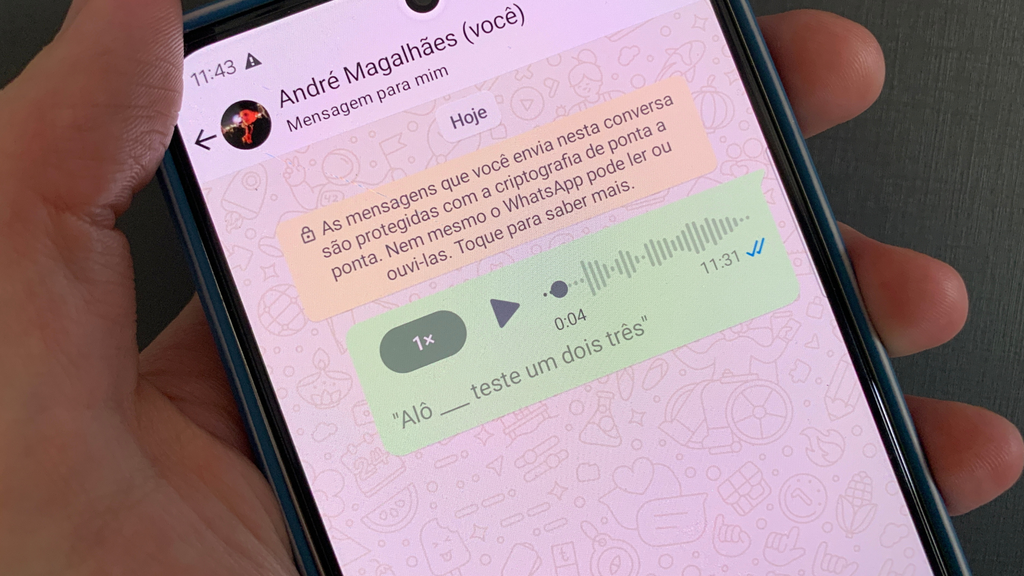 Foto de um celular com o WhatsApp aberto enquanto transcreve um áudio