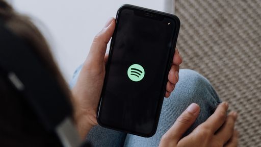 Spotify lança serviço de assinatura de podcasts e acirra disputa com a Apple