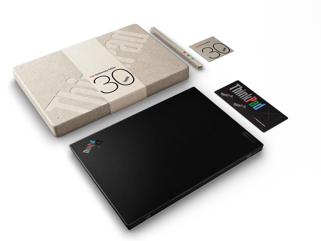 Além de embalagem biodegradável comemorativas, a edição de 30 anos do ThinkPad X1 Carbon tem trackpoints adicionais, panfletos com a história da linha e acabamento em fibra de carbono com logo colorido (Imagem: Lenovo)