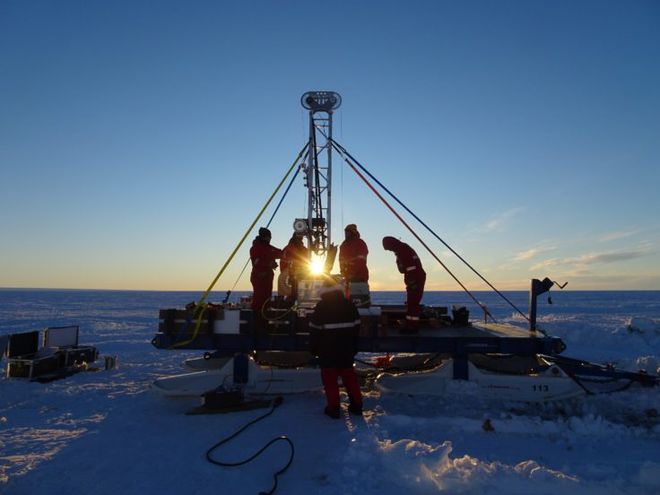 A equipe utilizou água quente para perfurar a plataforma de gelo (Imagem: Reprodução/Sophie Berger/British Antarctic Survey)