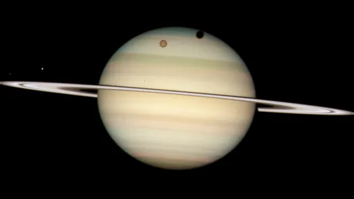 Inclinação de Saturno pode ser explicada pela migração de suas luas; entenda