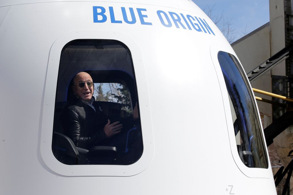 Jeff Bezos no interior de um protótipo da cápsula New Shepard (Foto: Blue Origin)