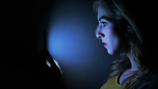 Luz azulada de smartphones e laptops aumenta chances de cegueira