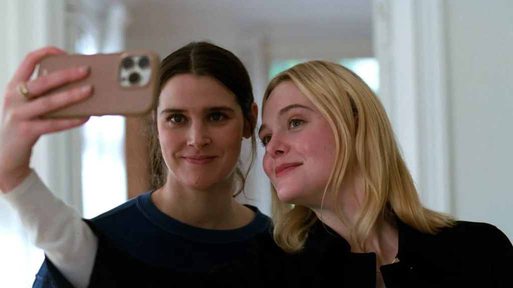 Cena do filme Valor Sentimental com as atrizes Inga Ibsdotter Lilleaas e Elle Fanning