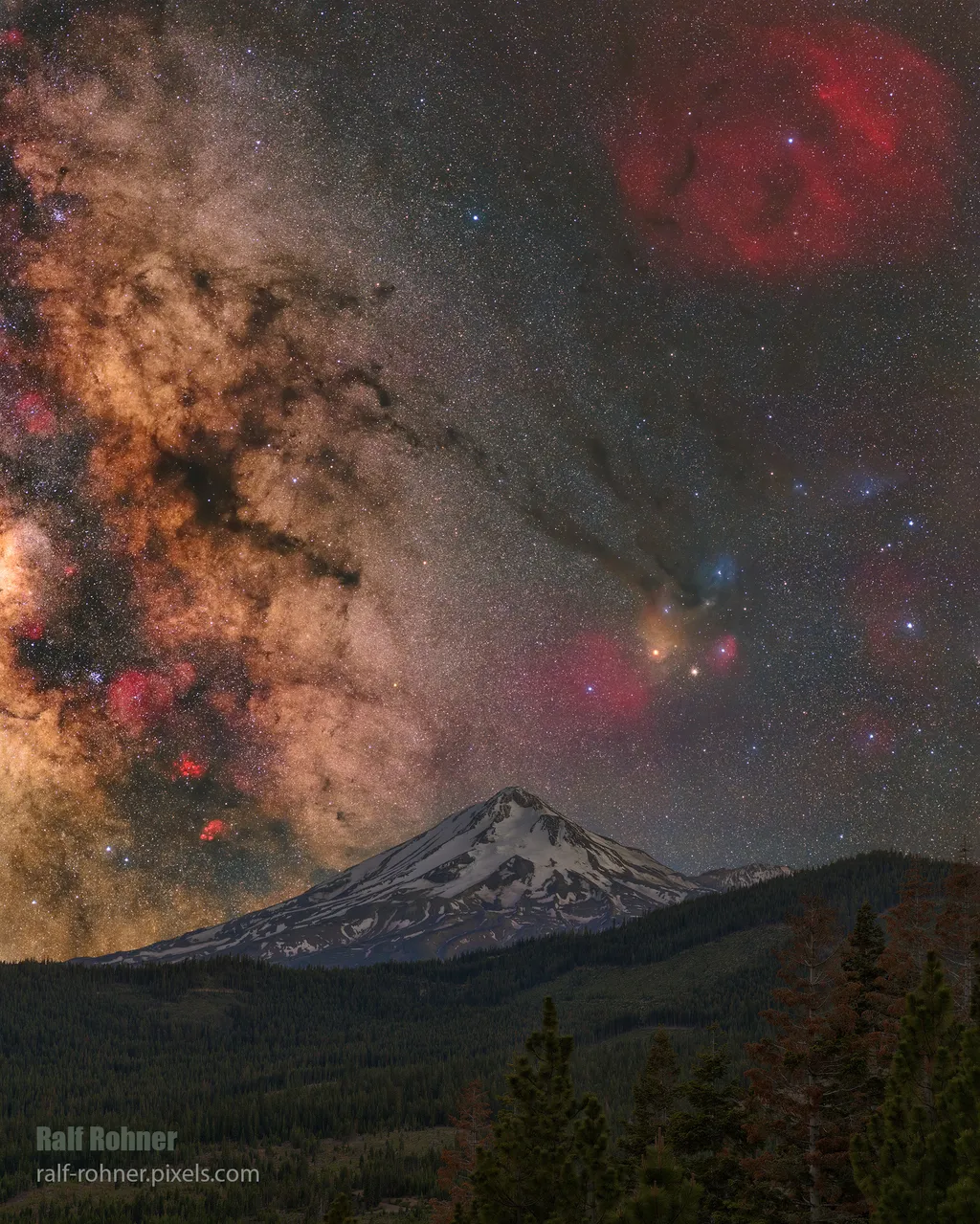 Monte Shasta, a Via Láctea e várias constelações no céu (Imagem: Reprodução/Ralf Rohner)