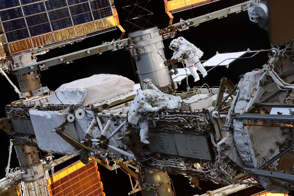 Foto da primeira caminhada espacial realizada na ISS em parceria entre duas agências internacionais, a NASA e a japonesa JAXA (Imagem: Reprodução/Thomas Pesquet/ESA)
