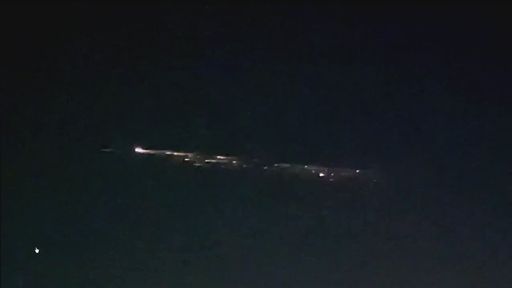 Detritos de foguete Falcon 9 provocam um show de brilhos cruzando o céu; veja!