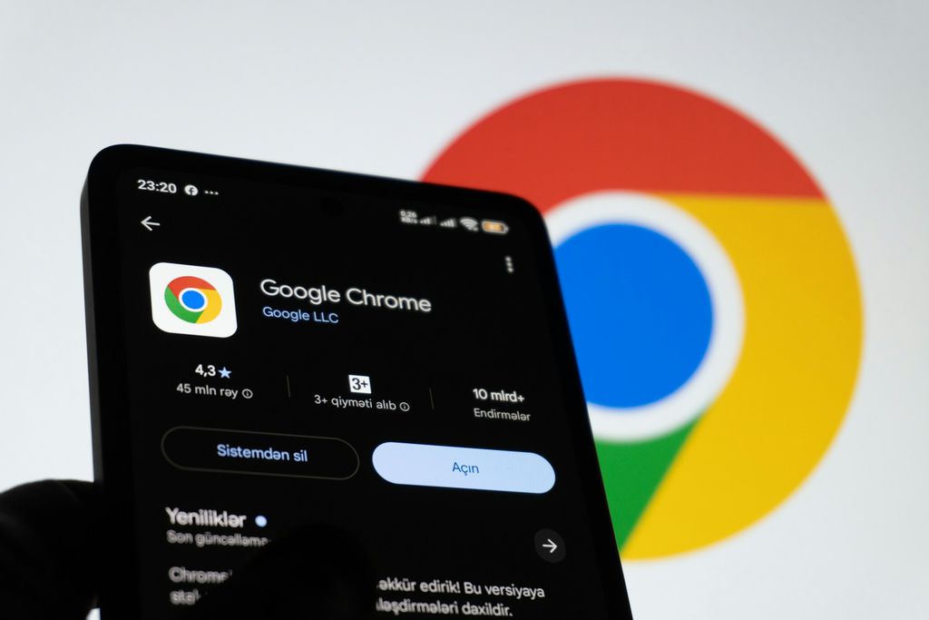App do Google Chrome no celular e o logo do navegador ao fundo