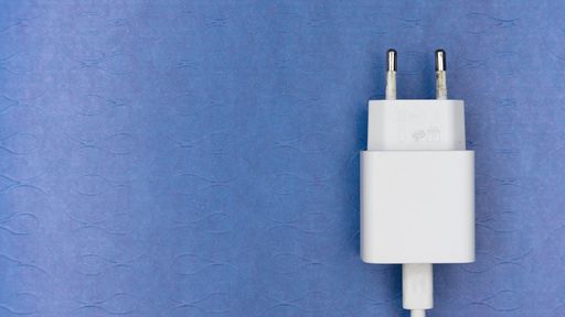 Celular novo sem carregador na caixa: qual a lógica por trás disso?