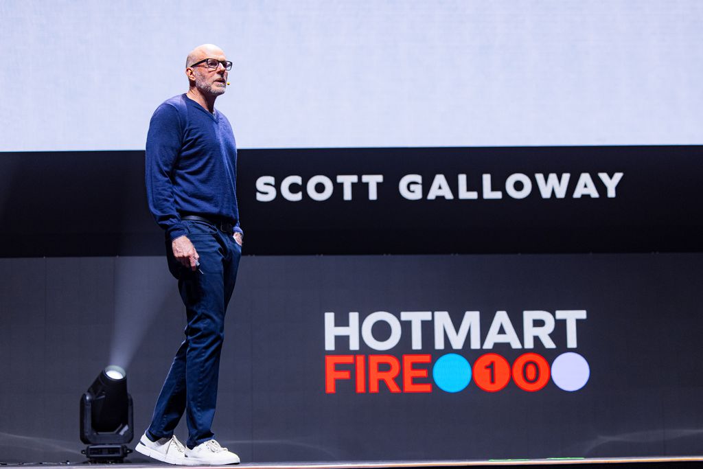 Scott Galloway durante apresentação no Hotmart FIRE 2025