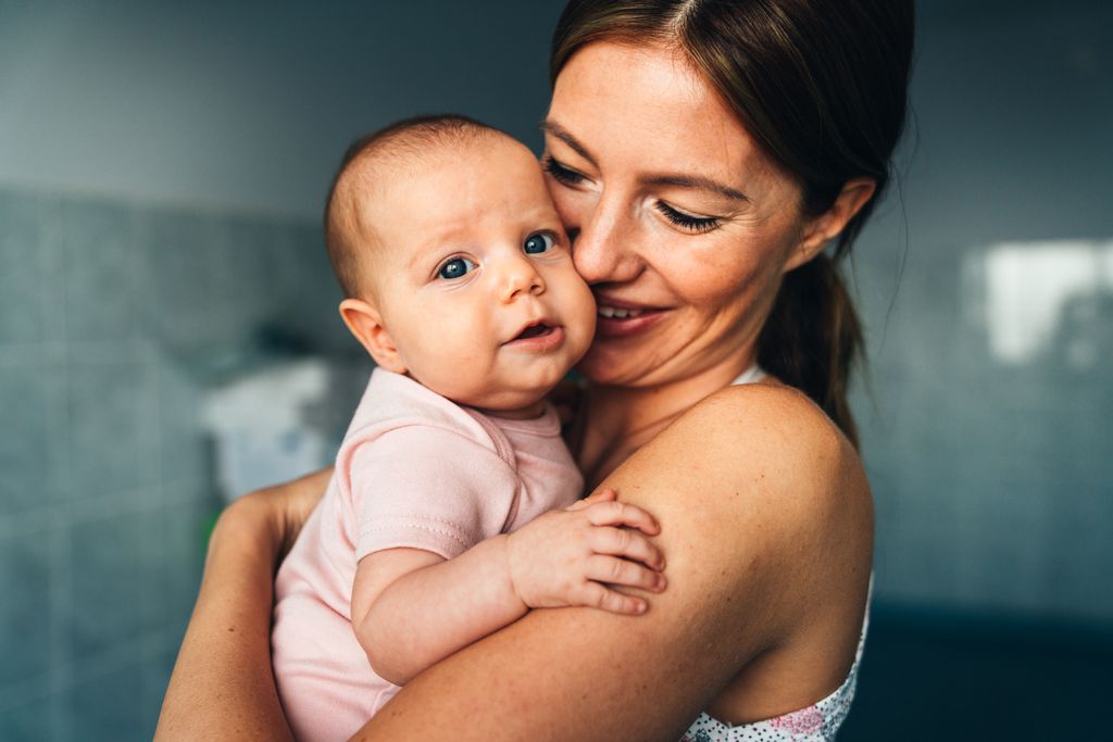 O Dia das Mães como é comemorado de forma moderna no Brasil e em diversos países veio dos Estados Unidos, em comemoração a uma mãe ativista — diversas tradições religiosas e seculares, no entanto, diferenciam a comemoração pelo mundo (Imagem: Nd3000/Envato Elements)