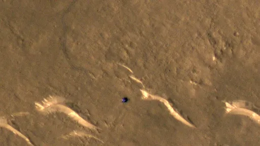 Rover Zhurong e seus rastros em Marte são fotografados por sonda da NASA