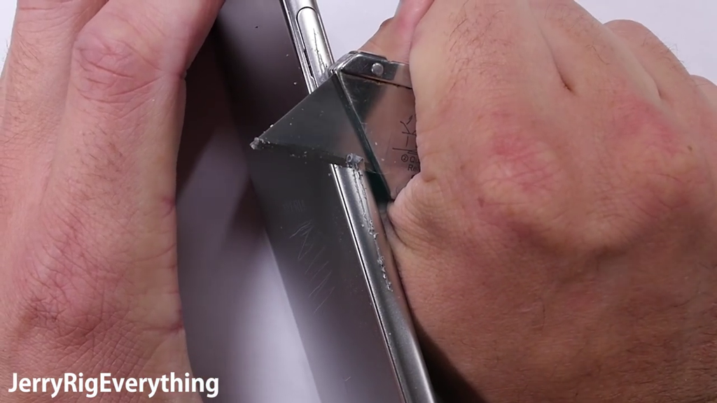 Com um estilete, youtuber mostra que até as laterais do Xperia XZ são feitas de plástico