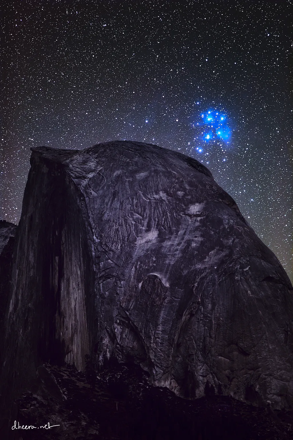 Aglomerado estelar Plêiades brilhando sobre o Meio Domo, nos Estados Unidos (Imagem: Reprodução/Dheera Venkatraman)