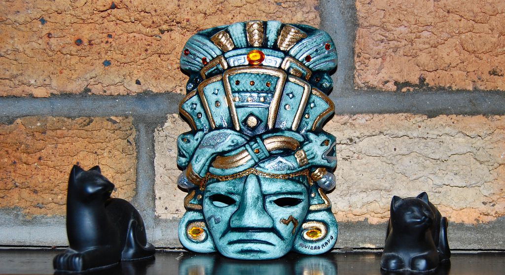 O Azul Maia era usado em cerâmicas, afrescos e até em pinturas de sacrifícios humanos — nesta réplica de máscara maia, uma aproximação do tom é vista (Imagem: Ronald Saunders/CC-BY-SA-2.0)