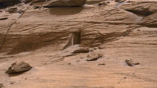 "Porta alienígena": NASA explica curiosa formação rochosa em Marte