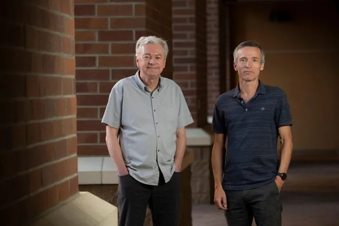 Professores Mark Steyvers e Padhraic Smyth, coautores do estudo (Imagem: Reprodução/UCI)