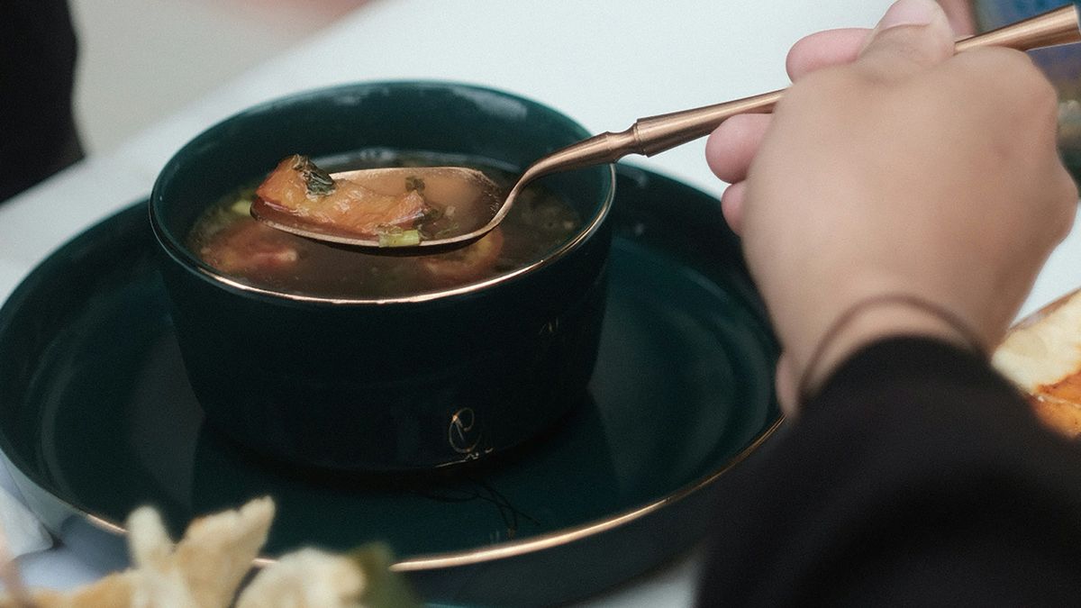 Caldo de osso fica popular entre celebridades; mas consumir realmente faz bem?