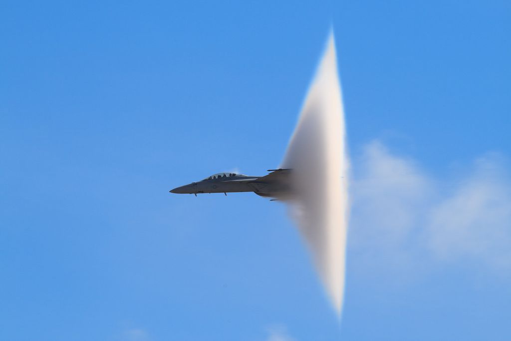Avião supersônico forma o cone de vapor que surge ao voar na velocidade do som ou próximo dela (Imagem: Reprodução/Charles Caine/Flickr/Creative Commons 2.0)