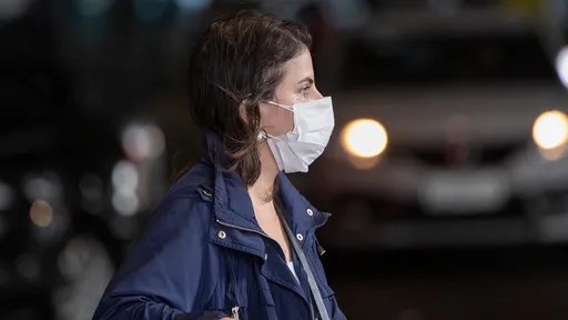 É verdade que usar máscara pode causar asfixia por inalação de gás carbônico?
